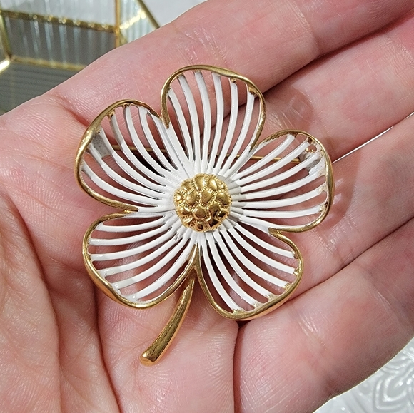 Monet Dogwood Flower White Enamel Gold Tone Vintage Brooch Pin - Picture 6 of 8